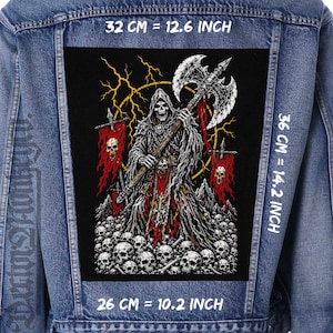 Könnte beinhalten: Eine blaue Jeansjacke mit einem großen rechteckigen Rückenaufnäher, der ein Skelett mit Kapuze und einer Doppelaxt inmitten von Totenköpfen und Blitzen zeigt. Der Aufnäher misst 32 cm mal 36 cm und hat eine Basis von 26 cm.
