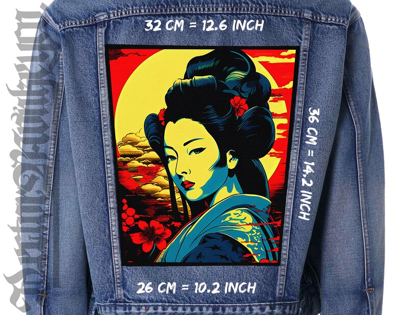 Peut inclure: Un patch brod&eacute; color&eacute; repr&eacute;sentant une geisha avec une fleur rouge dans les cheveux, sur un fond jaune et rouge avec des nuages. Le patch mesure 32 cm de large, 36 cm de haut et 26 cm de profondeur.