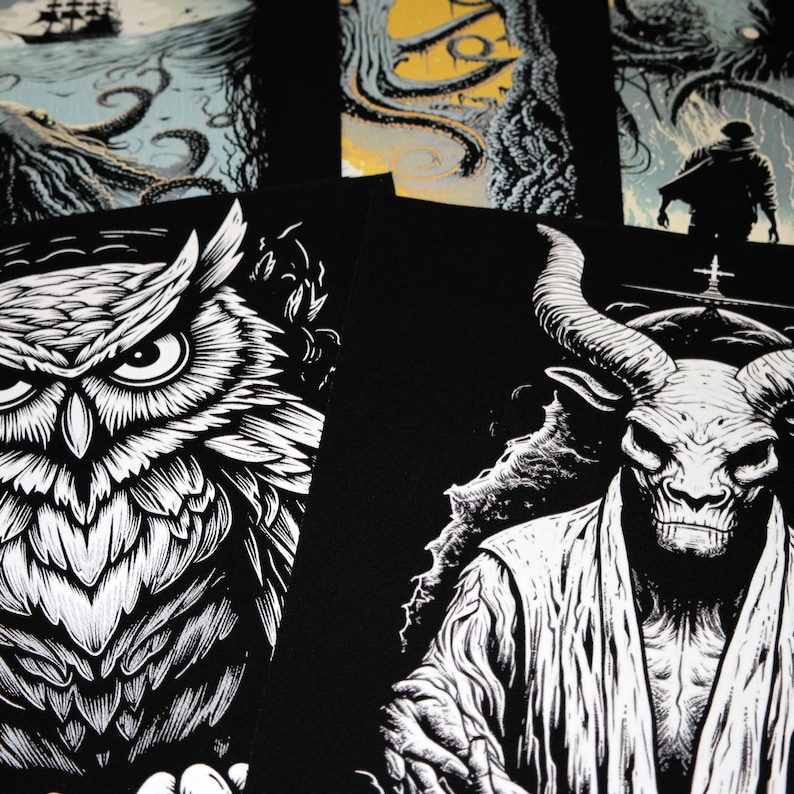 K&ouml;nnte beinhalten: Schwarzwei&szlig;e Illustrationen eines geh&ouml;rnten D&auml;mons, einer Eule und einer tentakelartigen Kreatur. Die Illustrationen sind auf schwarzem Stoff gedruckt.