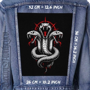 Puede incluir: Una chaqueta vaquera azul con un gran parche negro en la espalda que muestra una serpiente de tres cabezas en blanco y rojo. El parche mide 32 cm por 36 cm, con una anchura inferior de 26 cm, o 12,6 pulgadas por 14,2 pulgadas y 10,2 pulgadas.