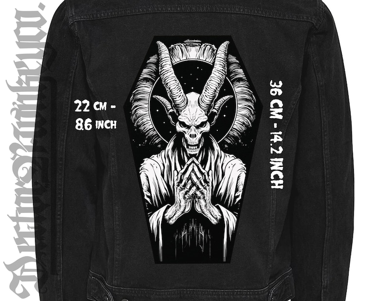 K&ouml;nnte beinhalten: Schwarzwei&szlig;-Illustration eines D&auml;mons mit H&ouml;rnern und einem Heiligenschein in einer Sargform. Das Bild befindet sich auf einer schwarzen Jeansjacke. Der Text "22 CM - 8.6 INCH" und "36 CM - 14.2 INCH" ist auf der Jacke aufgedruckt.