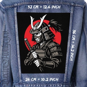 Könnte beinhalten: Jeansjacke mit einem großen Aufnäher mit einem Samurai-Krieger. Der Aufnäher, der 32 cm mal 36 cm misst, zeigt einen ernst blickenden Samurai in Rüstung mit einem Schwert vor einem roten Kreis. Der Aufnäher ist 26 cm breit.