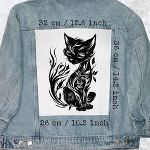 Può includere: Tazza in ceramica bianca con manico nero e la scritta "But First, Coffee" in nero. La tazza è posta su uno sfondo sfocato, che suggerisce un'atmosfera accogliente.