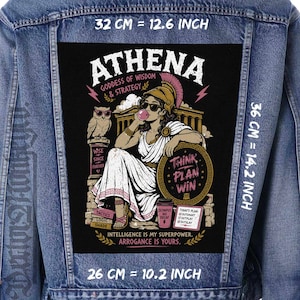 Peut inclure: Une veste en jean bleu avec un grand écusson rectangulaire au dos représentant Athéna portant un casque et des lunettes de soleil, faisant une bulle. L'écusson mesure 32 cm sur 36 cm sur 26 cm et inclut le texte Think Plan Win.