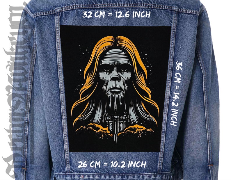 Pu&ograve; includere: Un'illustrazione in bianco e nero di una creatura con capelli lunghi e barba, su una giacca di jeans. L'illustrazione &egrave; larga 26 cm, alta 32 cm e lunga 36 cm.