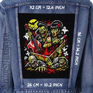 Könnte beinhalten: Jeansjacke mit einem großen, rechteckigen Aufnäher mit einem Zombie-Paar, das einen Kontrabass spielt und ein Messer hält, mit einer Friedhofsszene. Der Aufnäher misst 32 cm mal 36 cm und 26 cm.