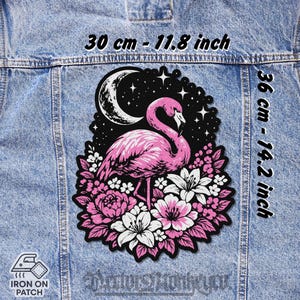 Peut inclure: Écusson thermocollant avec un flamant rose sur fond noir, orné d'une lune et d'étoiles. Le flamant est entouré de fleurs roses et blanches. Dimensions : 30 cm sur 36 cm.