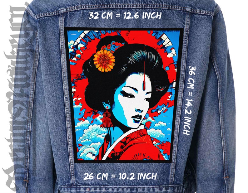 Op de afbeelding: Een spijkerjack met een grote, kleurrijke patch op de rug. De patch toont een gestileerd beeld van een vrouw met een rode en blauwe achtergrond. De tekst "32 CM = 12.6 INCH", "36 CM = 14.2 INCH" en "26 CM = 10.2 INCH" is op het jack gedrukt.