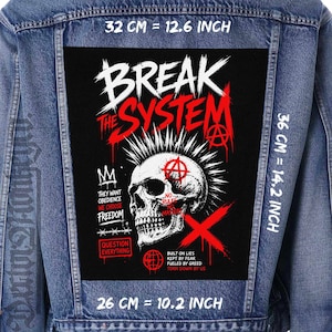Puede incluir: Chaqueta vaquera con un parche negro. El parche muestra una calavera con cresta y las palabras "BREAK THE SYSTEM" en blanco y rojo. El parche mide 26 cm por 36 cm.