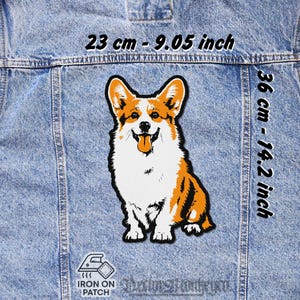Könnte beinhalten: Ein Aufbügler mit einem lächelnden Corgi-Hund mit orange-weißem Fell. Der Aufnäher ist 23 cm breit und 36 cm hoch, mit dem Text "Iron On Patch" unten.