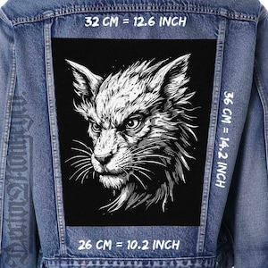 Peut inclure: Veste en jean avec un grand écusson noir et blanc représentant un visage de loup détaillé. L'écusson mesure 32 cm sur 36 cm, et 26 cm de large.