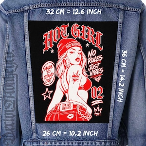 Peut inclure: Veste en jean avec un grand patch noir représentant une illustration rouge d'une femme avec le texte "HOT GIRL", "BAD HABITS", "NO RULES JUST VIBES" et "PLAY DIRTY". Le patch mesure 32 cm sur 36 cm.