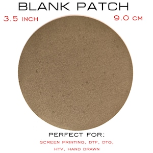 以下が含まれることがあります： ベージュ色の丸い無地のパッチ。直径は9.0cmです。「BLANK PATCH」の文字が上部にあり、下部には「PERFECT FOR: SCREEN PRINTING, DTF, DTG, HTV, HAND DRAWN」と書かれています。