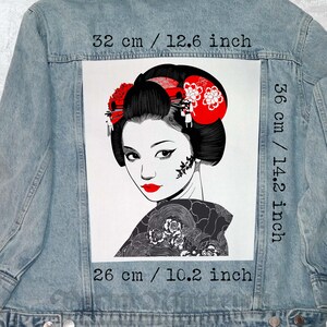 Peut inclure: Veste en jean bleu clair avec un grand patch rectangulaire représentant une geisha. La geisha a des lèvres rouges et une coiffure rouge. Le patch mesure 32 cm de large, 36 cm de haut et 26 cm de long.