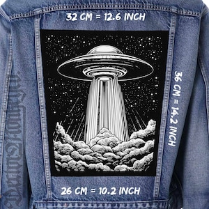 Puede incluir: Ilustración en blanco y negro de un OVNI volando sobre nubes contra un cielo estrellado. La imagen está impresa en un parche de chaqueta vaquera con medidas en pulgadas.