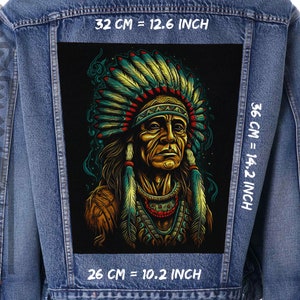 Op de afbeelding: Een spijkerjack met een zwarte patch met een kleurrijke illustratie van een indiaanse man met een hoofdtooi. De patch is 32 cm breed, 36 cm hoog en 26 cm diep.