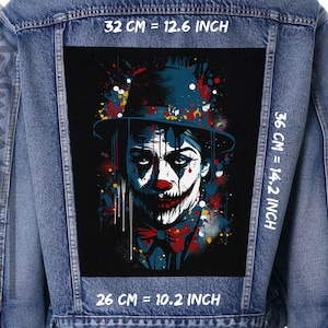 Könnte beinhalten: Eine Jeansjacke mit einem schwarzen Patch, der eine farbenfrohe Illustration eines Clowns mit einem Zylinder zeigt. Der Patch ist 32 cm breit, 36 cm hoch und 26 cm tief.