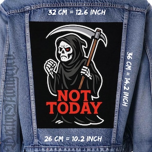 Può includere: Giacca di jeans con una grande toppa nera con un'illustrazione della Morte. La morte, con un teschio e occhi rossi, tiene una falce. Il testo "NOT TODAY" è in rosso. Dimensioni della toppa: 32 cm x 36 cm.
