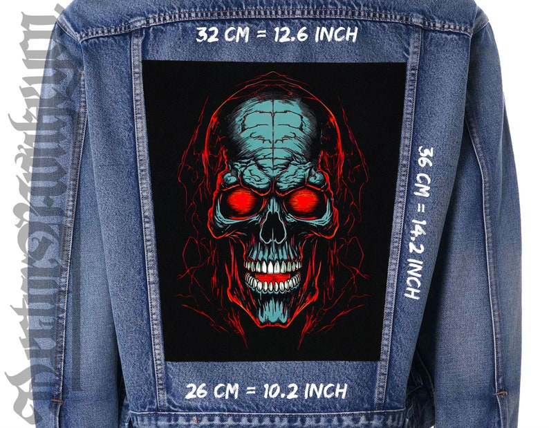 Pu&ograve; includere: Una giacca di jeans blu con una toppa di teschio nero. Il teschio &egrave; contornato di rosso e ha occhi rossi. La toppa misura 32 cm di larghezza, 36 cm di altezza e 26 cm di profondit&agrave;.