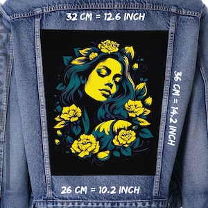 Könnte beinhalten: Eine schwarze Jeansjacke mit einem bunten Patch auf der Rückseite. Der Patch zeigt eine Frau mit langen dunklen Haaren und gelben Augen, umgeben von gelben und grünen Blumen. Der Patch ist 32 cm breit, 36 cm hoch und 26 cm tief.