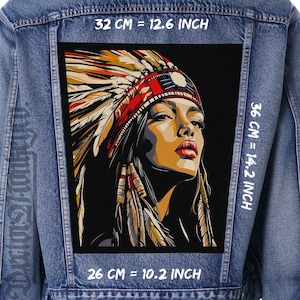 Puede incluir: Chaqueta vaquera con un parche rectangular grande que representa a una mujer nativa americana con un tocado. El parche mide 32 cm de ancho, 36 cm de alto y 26 cm de largo. La mujer tiene labios rojos y una expresión seria.