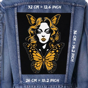 Può includere: Toppa grafica con farfalla nera e gialla con il viso di una donna e farfalle. La toppa è larga 32 cm, alta 36 cm e profonda 26 cm.
