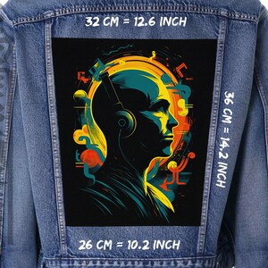 Könnte beinhalten: Eine schwarze Jeansjacke mit einem bunten Grafik-Patch auf der Rückseite. Der Patch zeigt einen stilisierten menschlichen Kopf mit Kopfhörern, umgeben von abstrakten Formen und Linien. Der Text "32 CM = 12.6 INCH", "36 CM = 14.2 INCH" und "26 CM = 10.2 INCH" ist auf der Jacke aufgedruckt.