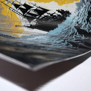 K&ouml;nnte beinhalten: Ein Druck, der ein schwarzes Segelschiff zeigt, das in st&uuml;rmischen Wellen k&auml;mpft. Das Kunstwerk zeigt einen gelben Himmel und blaues Wasser und erzeugt eine dramatische Szene. Die Silhouette des Schiffes ist vor der turbulenten See detailliert.