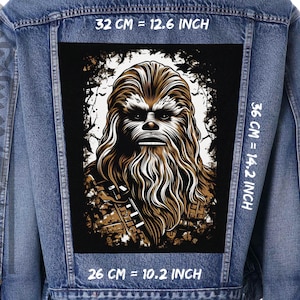Könnte beinhalten: Eine Jeansjacke mit einem großen, schwarzen und braunen Patch, der eine detaillierte Illustration von Chewbacca aus Star Wars zeigt. Der Patch ist 32 cm breit, 36 cm hoch und 26 cm tief.