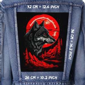 Puede incluir: Un lobo negro con ojos rojos se encuentra frente a una luna roja y un bosque oscuro. La imagen está en una chaqueta vaquera con texto blanco que dice "32 CM = 12.6 INCH", "36 CM = 14.2 INCH" y "26 CM = 10.2 INCH".