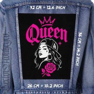 Może przedstawiać: Czarna naszywka z różową grafiką kobiety w czapce i napisem „Queen”. Naszywka ma 32 cm szerokości i 36 cm wysokości, z motywem róży i korony. Naszywka jest na dżinsowej kurtce.