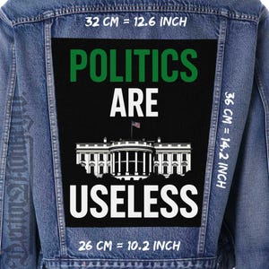 Könnte beinhalten: Jeansjacke mit einem schwarzen Aufnäher. Der Aufnäher zeigt die Worte "POLITICS ARE USELESS" in Weiß und Grün, mit einer Illustration des Weißen Hauses und einer amerikanischen Flagge. Der Aufnäher misst 32 cm x 36 cm.