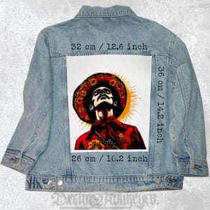 Puede incluir: Un parche termoadhesivo colorido que presenta a una persona con un gran sombrero adornado con un diseño rojo y amarillo. La persona está mirando hacia arriba con la cabeza echada hacia atrás. El parche mide 36 cm de alto y 26 cm de ancho.