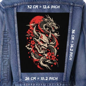 May include: A blue denim jacket featuring a large rectangular back patch with a black background, a white dragon, a white oni mask, and red cherry blossoms. The patch measures 32 cm by 36 cm, with a bottom width of 26 cm.
