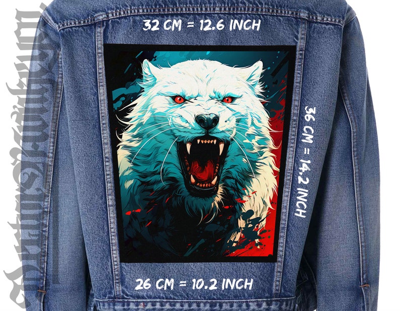 Pode incluir: Uma jaqueta de ganga com um remendo gr&aacute;fico de lobo branco nas costas. O remendo mede 32 cm por 36 cm, ou 12,6 polegadas por 14,2 polegadas. O lobo &eacute; branco com olhos vermelhos e um fundo preto. O remendo &eacute; costurado na parte de tr&aacute;s da jaqueta.