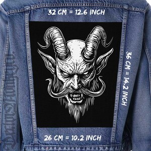 Può includere: Un'illustrazione in bianco e nero di un diavolo con corna e barba su uno sfondo nero. L'immagine è larga 32 cm, alta 36 cm e profonda 26 cm.