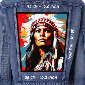 Pode incluir: Uma ilustração colorida de uma mulher nativa americana usando uma cobertura de cabeça. A imagem está em uma jaqueta de jeans com medidas em polegadas e centímetros.