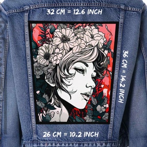 Könnte beinhalten: Eine Jeansjacke mit einer Schwarzweißillustration einer Frau mit Blumen im Haar. Die Illustration befindet sich auf einem roten und rosafarbenen Hintergrund. Die Jacke hat Maße in Zoll und Zentimetern.