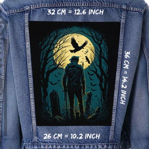 Pode incluir: Um patch gráfico preto e verde com uma figura encapuzada de pé em uma floresta escura com lua cheia e corvos. O patch mede 26 cm de largura, 36 cm de altura e 32 cm de comprimento.