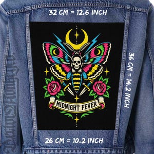 Könnte beinhalten: Eine blaue Jeansjacke mit einem großen rechteckigen Aufnäher auf der Rückseite. Der Aufnäher zeigt einen bunten Nachtfalter mit Totenkopf, zwei Dolchen, Rosen und einem gelben Halbmond. Der Text MIDNIGHT FEVER steht auf einem Banner. Maße: 32 mal 36 cm.