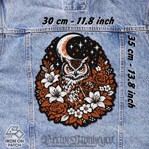 Peut inclure: Un écusson thermocollant avec un motif de hibou, entouré de fleurs et d'un croissant de lune. Le patch mesure 30 cm de large et 35 cm de haut. Le design comprend le texte "Water Monkeyou" et "IRON ON PATCH".