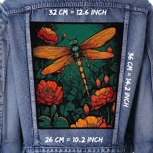Könnte beinhalten: Eine Jeansjacke mit einem bunten gestickten Patch, der eine Libelle, Blumen und grünes Laub zeigt. Der Patch misst 32 cm x 36 cm.