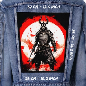 Peut inclure: Un patch brodé représentant un samouraï debout devant un soleil rouge. Le patch mesure 32 cm de large, 36 cm de haut et 26 cm de profondeur.