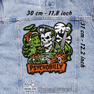 Op de afbeelding: Een witte keramische mok met een zwarte handgreep en de tekst "But First, Coffee" in een vetgedrukte, zwarte letter. De mok staat tegen een vage achtergrond, wat het strakke ontwerp benadrukt.