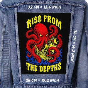 Może przedstawiać: Czarna naszywka z czerwonym ośmiornicą atakującą żółty statek, z żółtym napisem "RISE FROM THE DEPTHS". Naszywka ma 32 cm szerokości i 36 cm wysokości.