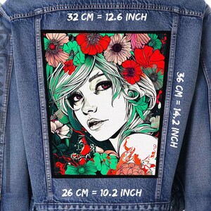 Könnte beinhalten: Eine Jeansjacke mit einem bunten Patch, der eine Frau mit Blumen im Haar zeigt. Der Patch misst 32 cm x 36 cm.