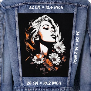 Könnte beinhalten: Eine schwarz-weiße Grafik einer Frau mit Blumen auf einer Jeansjacke. Die Grafik ist 32 cm breit, 36 cm hoch und 26 cm tief.