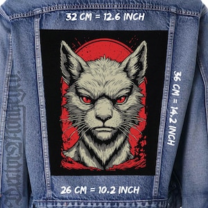 Peut inclure: Veste en jean avec un grand écusson rectangulaire. L'écusson présente une illustration détaillée d'un loup aux yeux rouges sur un cercle rouge. L'écusson mesure 32 cm de large, 36 cm de haut et 26 cm de long.