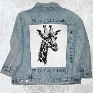 Pode incluir: Uma ilustração em preto e branco de uma cabeça de girafa sobre um fundo branco. A imagem tem 36 cm de altura e 26 cm de largura.