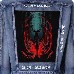 Op de afbeelding: Een zwart en rood grafisch patch met een hert met geweien in een bossetting. De patch is 32 cm breed, 36 cm hoog en 26 cm diep. De patch is ontworpen om op een spijkerjack te worden genaaid.